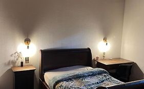 Chambre en bois dans une ancienne bâtisse